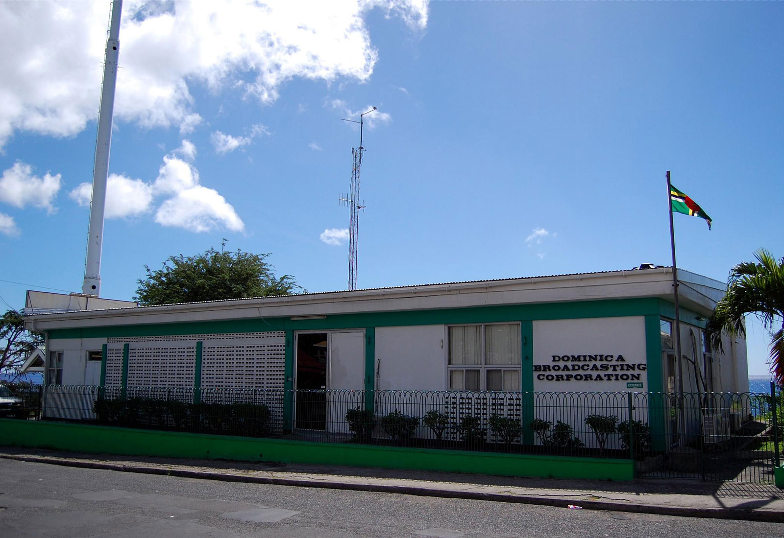 Vibes Radio - FM 99.5 - Roseau, Dominica - Listen Online